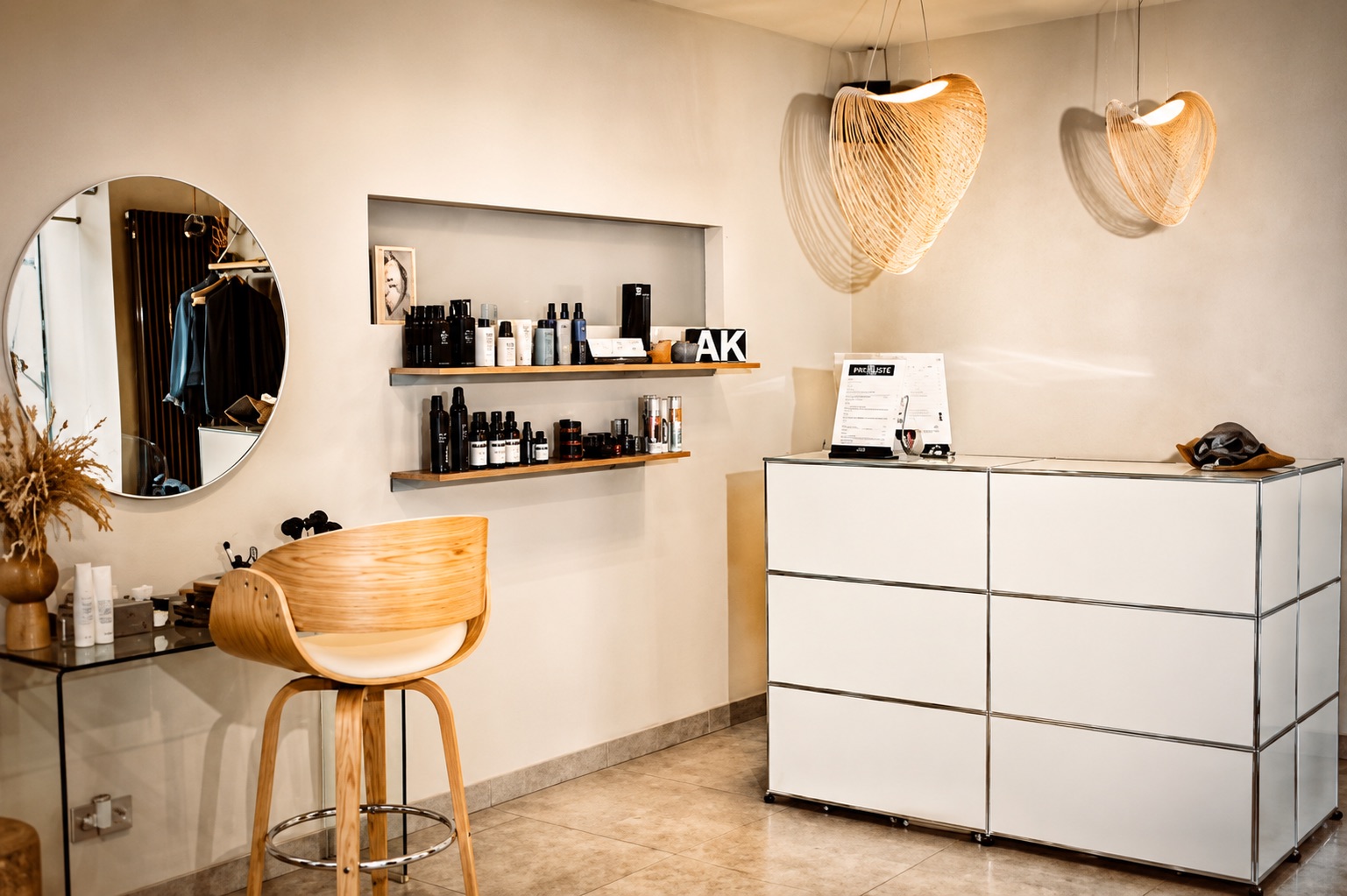 Empfangsbereich des Salons mit Pflegeprodukten